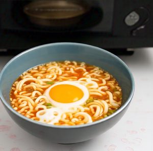 egg in ramen microwaving